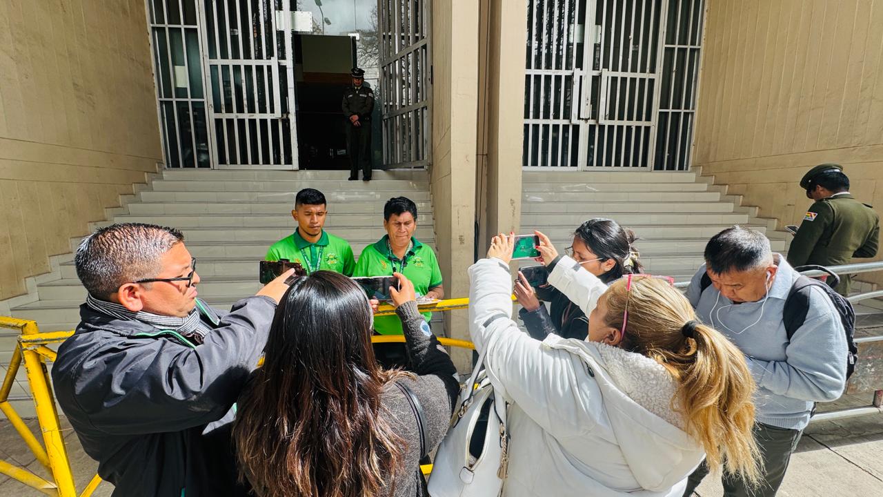 Dirigentes de CPILAP dando una conferencia de prensa en puertas del Tribunal Constitucional Plurinacional